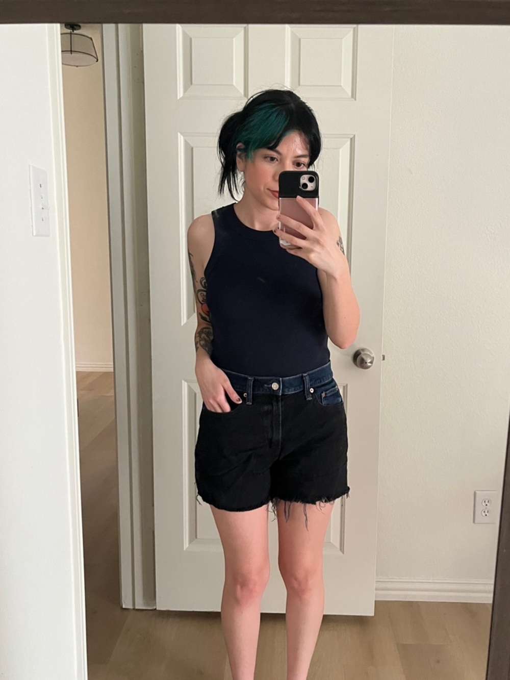 GAP Two-Tone Girlfriend Short High Rise - Picture 6 of 6